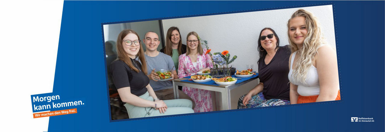 Bild mit Mitarbeitern beim Essen
