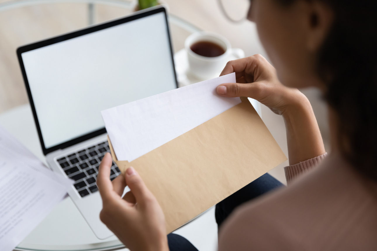 Frau mit einem Brief in der Hand