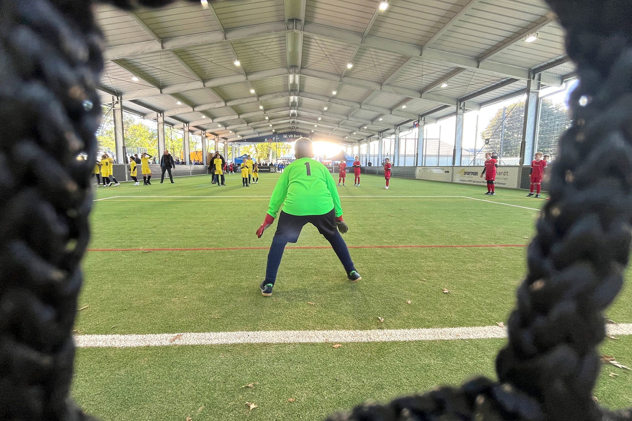 Hintertorperspektive beim VR Bank Cup 2025 der VR Bank Bamberg-Forchheim