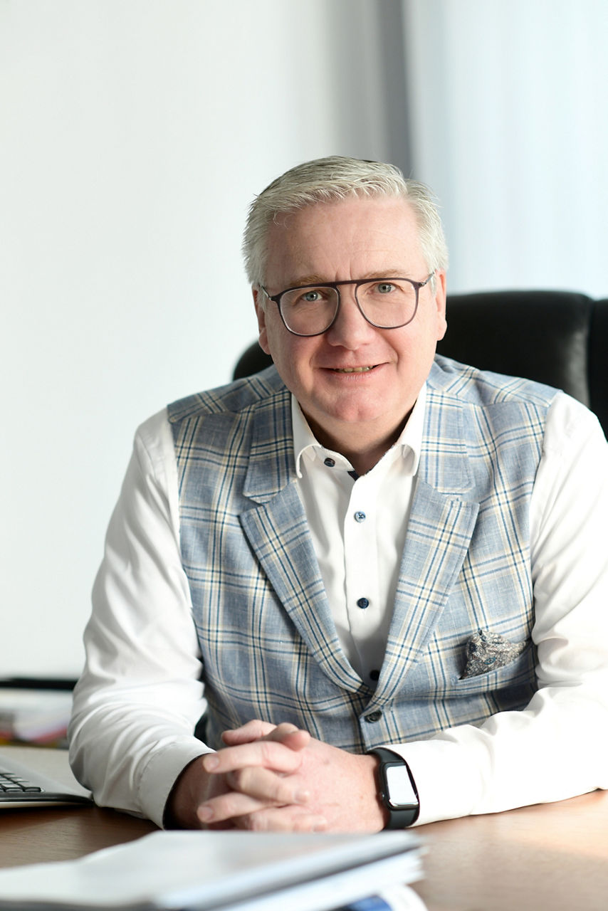 Vorstand Ingo Hinzmann sitzend am Schreibtisch