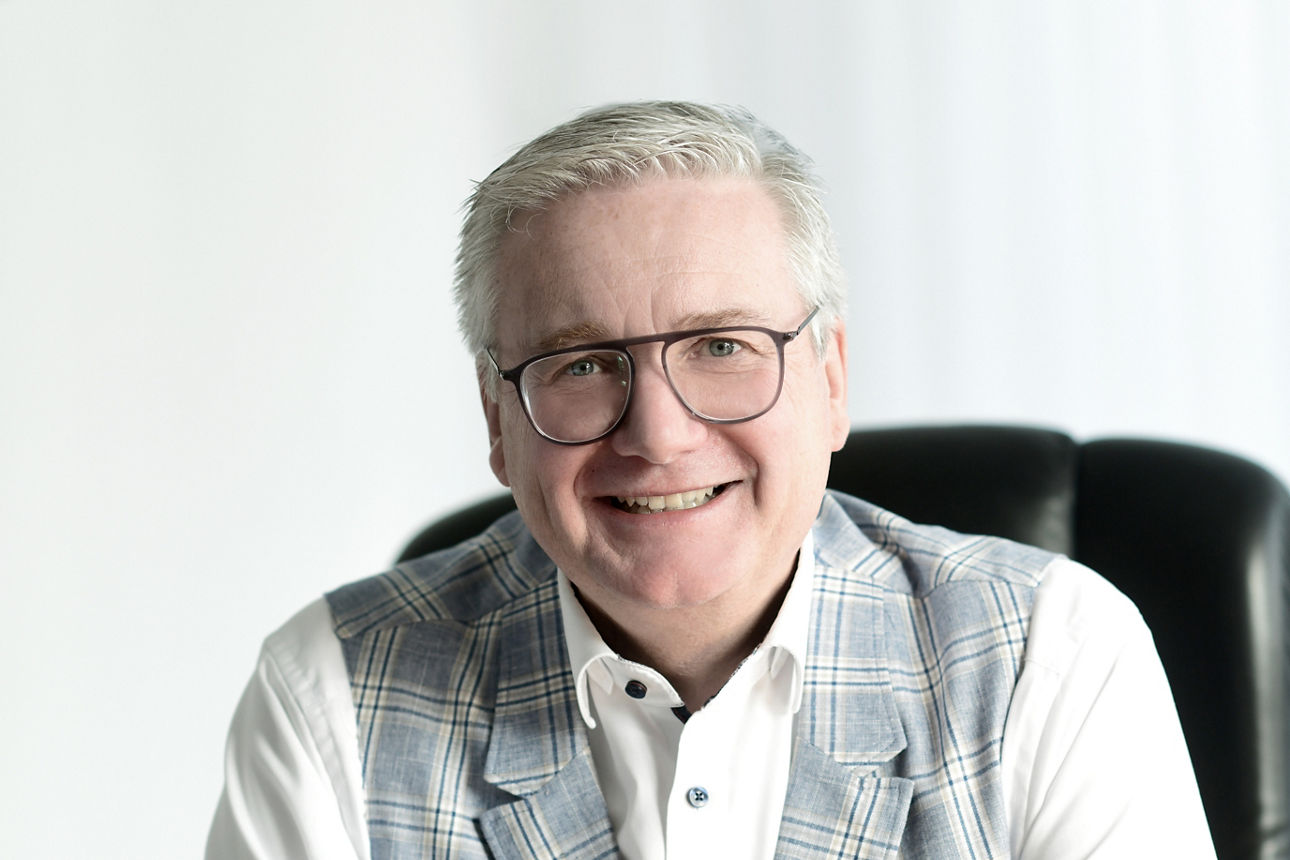 Vorstand Ingo Hinzmann  sitzend am Schreibtisch