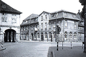 Ein Schwarz-Weiß-Bild, das eine Straße mit einem Gebäude im Hintergrund zeigt
