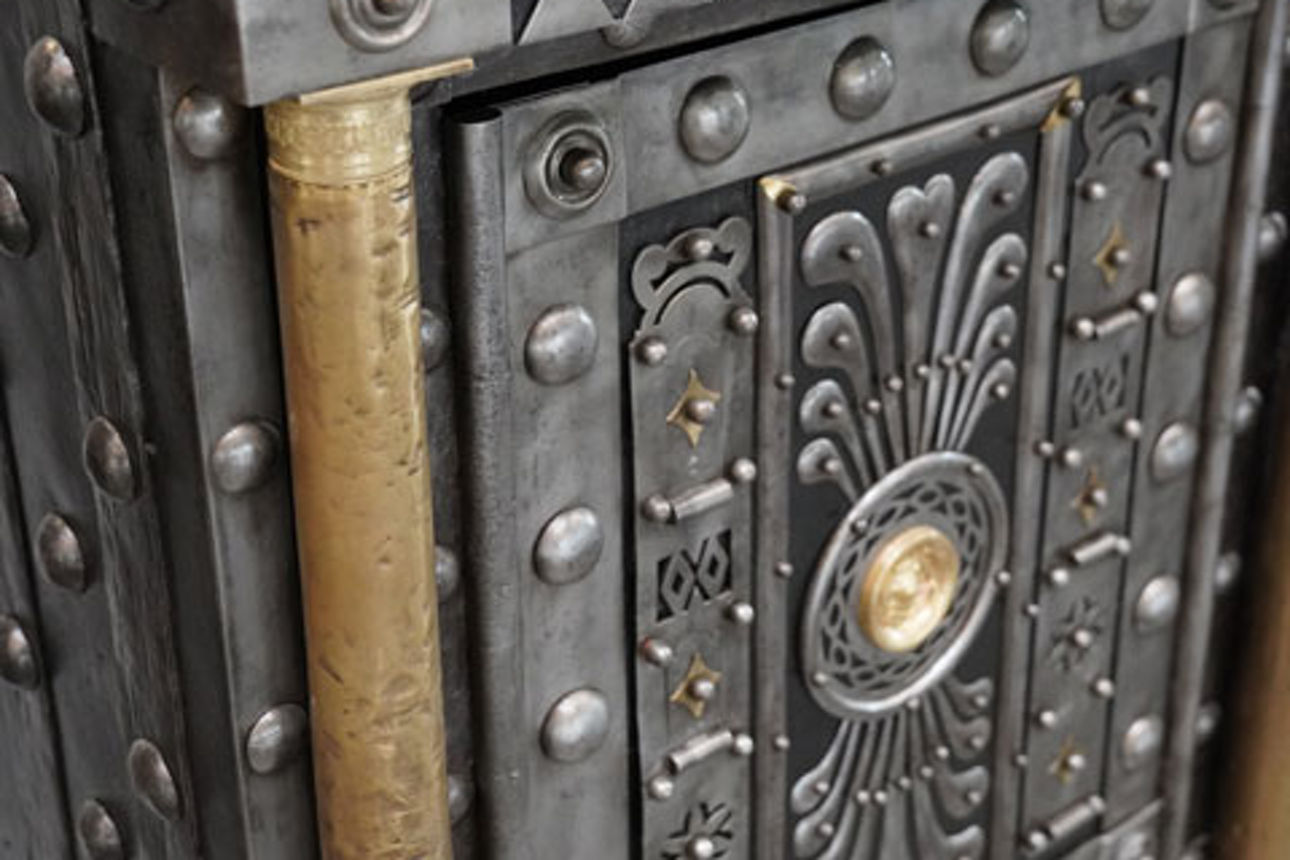 Vorderansicht eines historischen Tresors