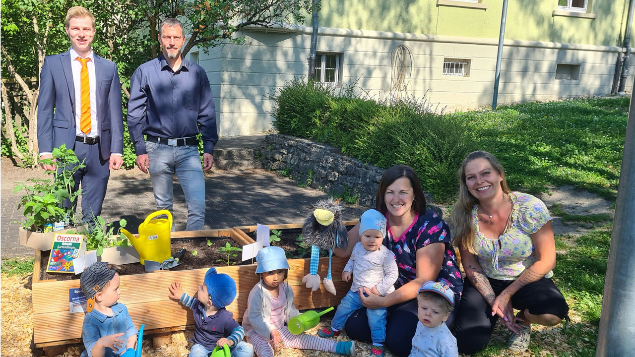 Hochbeet mit Kindern und Erwachsene