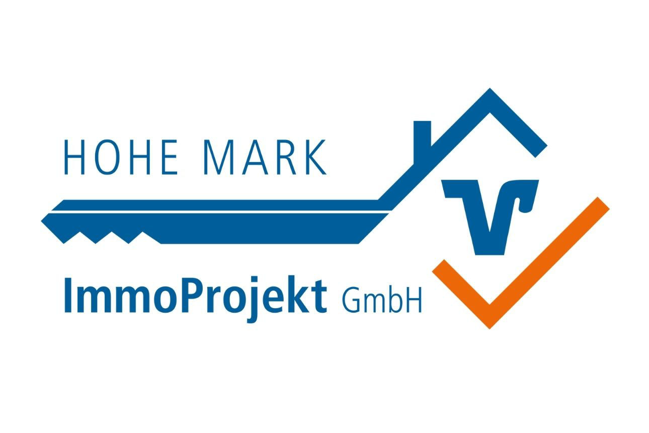 Logo von Hohe Mark ImmoProjekt GmbH mit blauem Schlüssel‑ und Hausdach‑Symbol, einem Häkchen in Orange und dem Schriftzug ‚Hohe Mark ImmoProjekt GmbH‘.