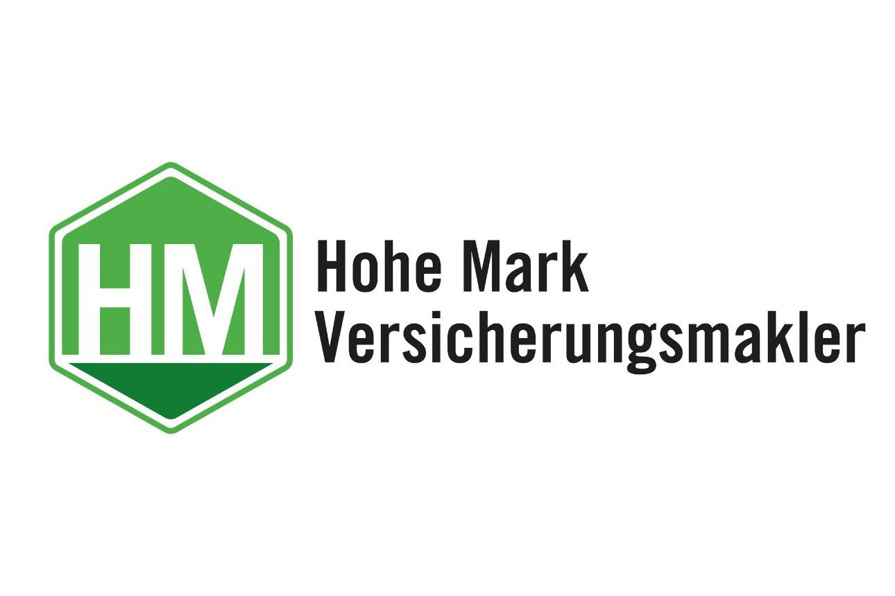 Logo von Hohe Mark Versicherungsmakler mit grünem sechseckigem Symbol und den Buchstaben ‚HM‘ neben dem Schriftzug ‚Hohe Mark Versicherungsmakler‘.