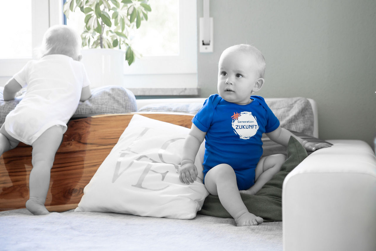 Babys krabbeln auf der Couch.
