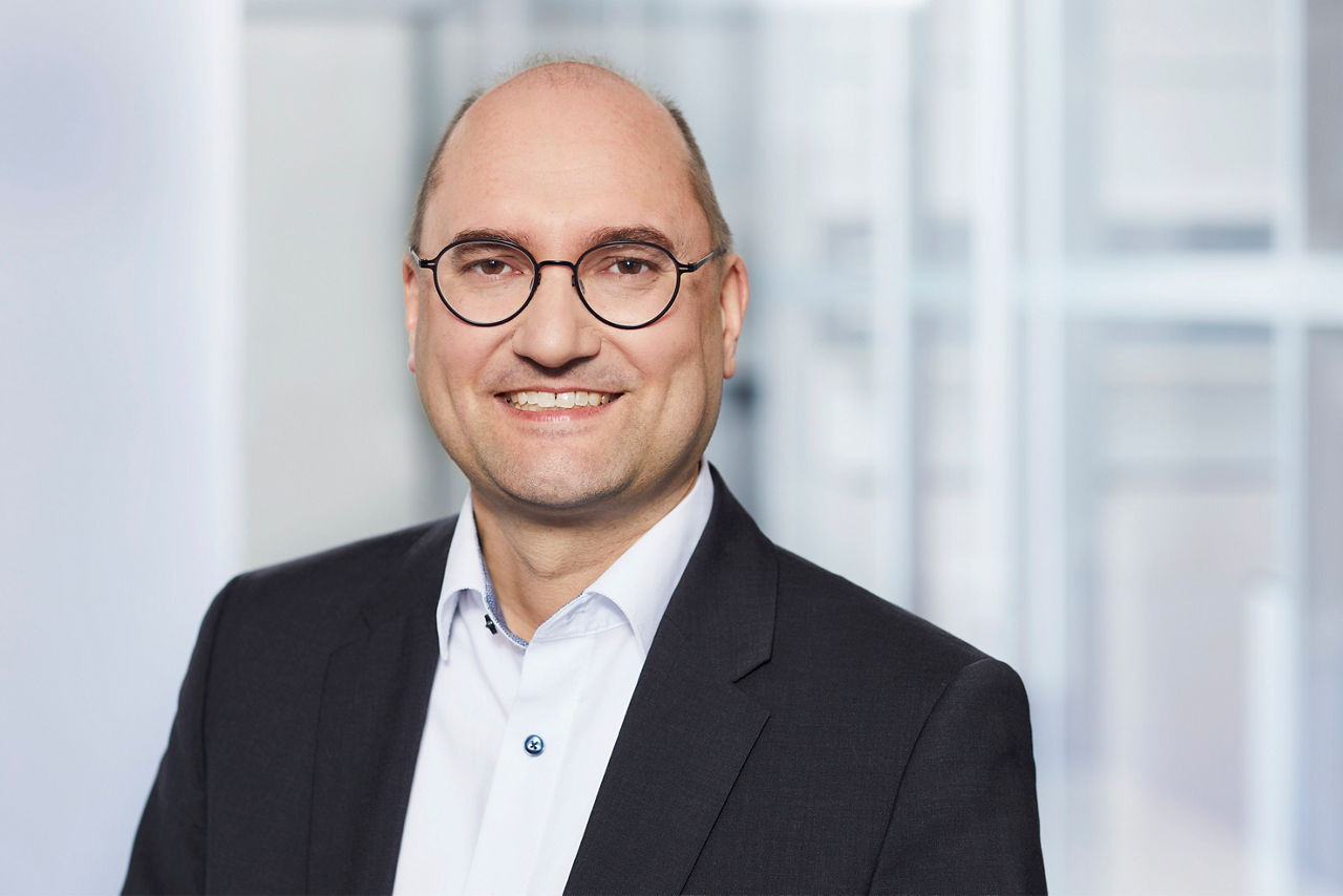 Portrait zeigt Holger Weck, Senior Consultant der Abteilung IPF