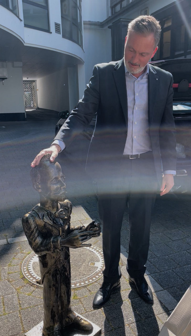 Holger Hürten mit Figur