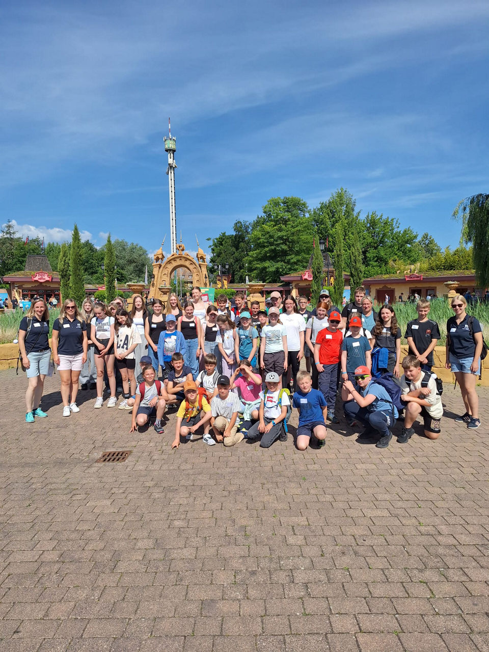 Gruppenfoto vor dem Eingang des Holiday Parks: Kinder und Betreuer der VR-Bank Main-Rhön beim MeinClub-Ausflug