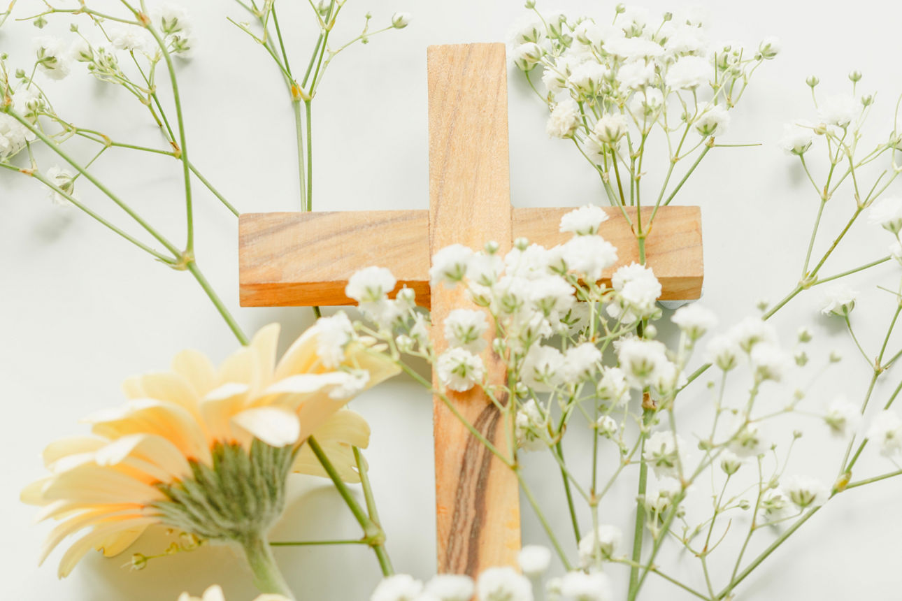 Holzkreuz mit Blumen