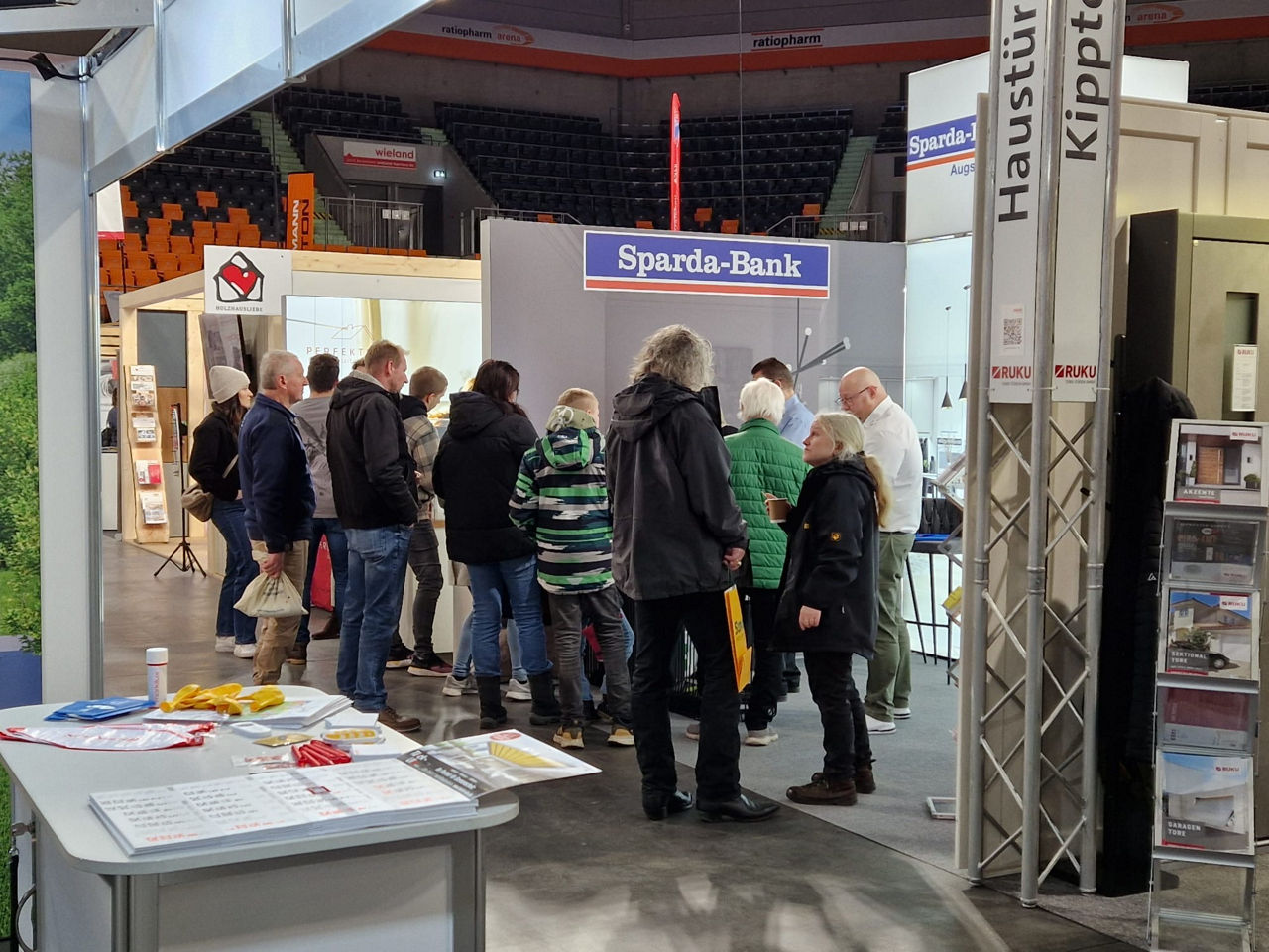 Aufnahme des Messestands in Neu-Ulm mit mehreren Personen