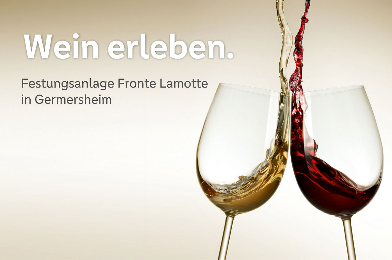 Zwei Gläser gefüllt mit Rot- und Weißwein auf einem goldfarbenen Hintergrund