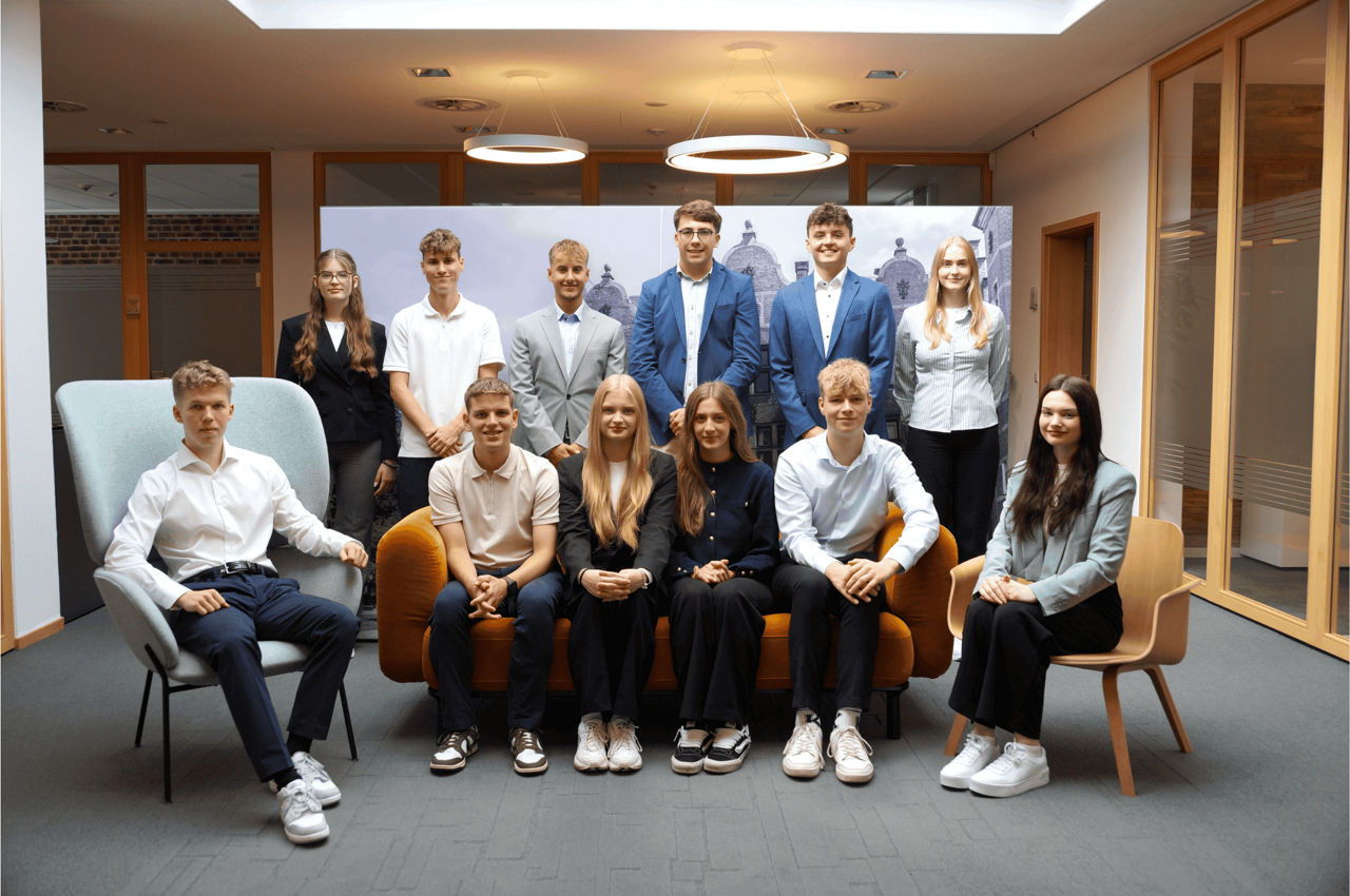 Gruppenfoto mit Azubis zum Ausbildungsbeginn
