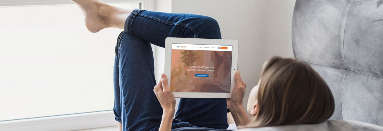 Frau liegt auf dem Sofa mit Tablet