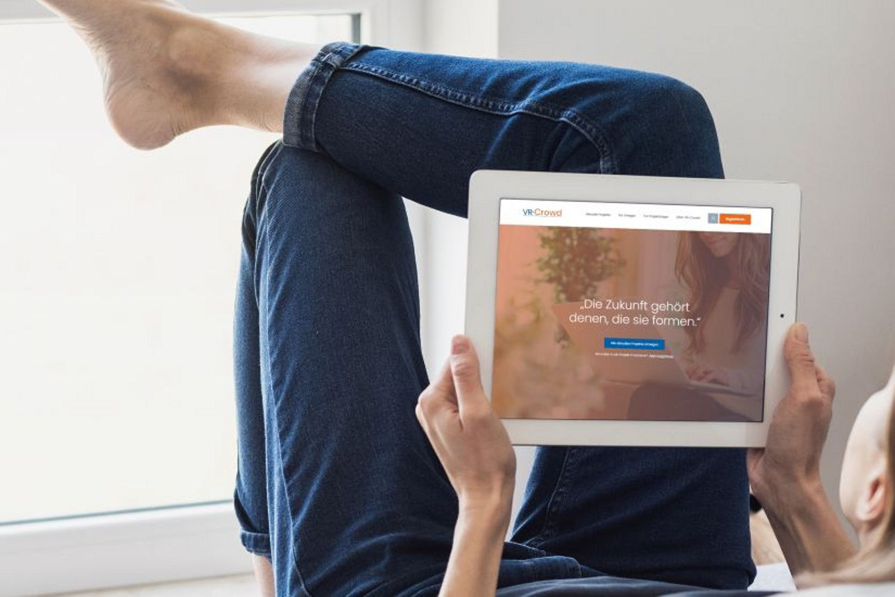 Frau liegt auf dem Sofa mit Tablet