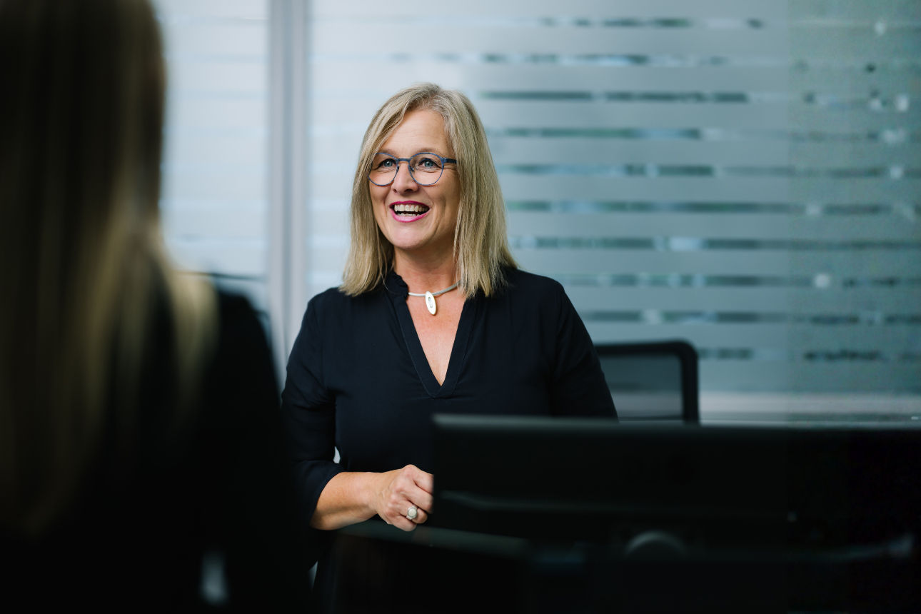 Eine Frau sitzt an einem Schreibtisch