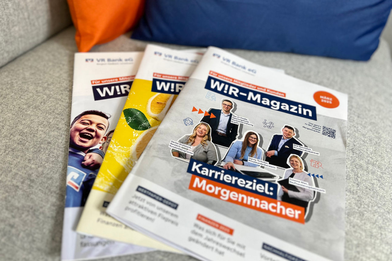 3 Wir-Magazine liegen auf einem Sofa