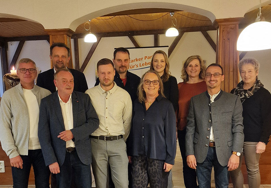 Menschengruppe bestehen aus den Vorständen und den zu ehrenden Mitarbeitern