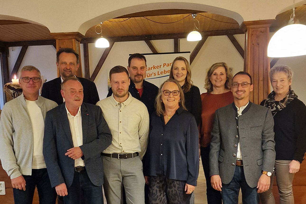 Menschengruppe bestehen aus den Vorständen und den zu ehrenden Mitarbeitern