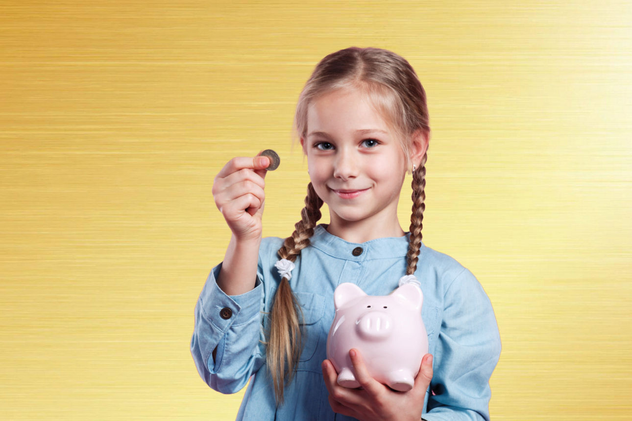 Kind mit Sparschwein