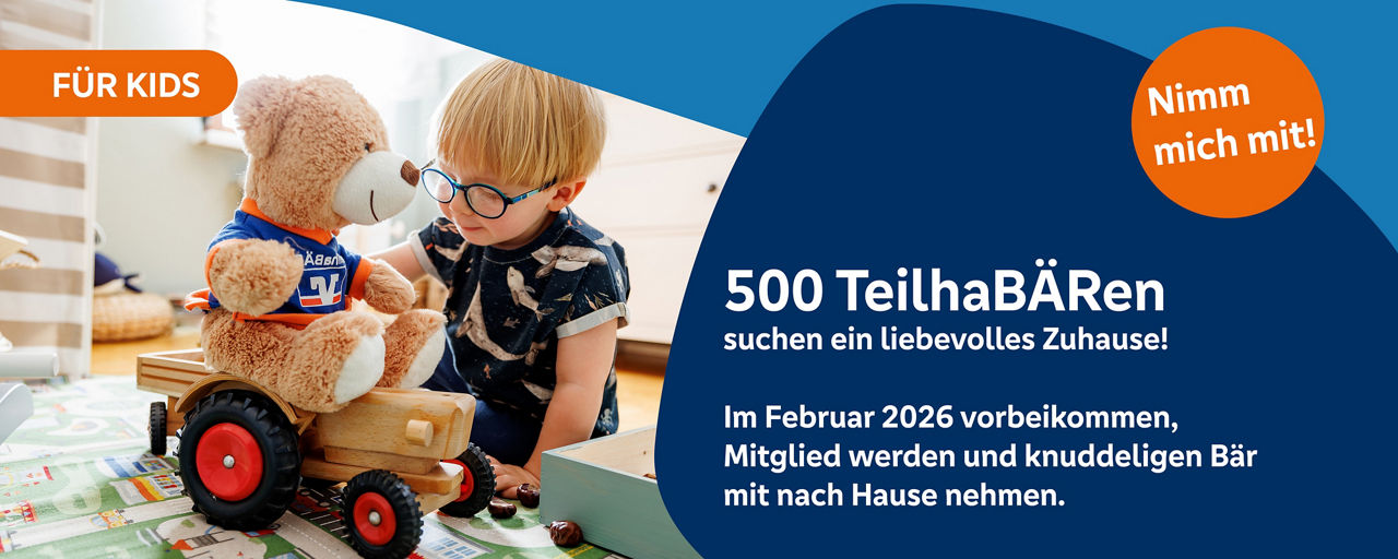 Kind mit TeilhaBÄR-Plüschbär auf einem Spielzeugtraktor im Kinderzimmer