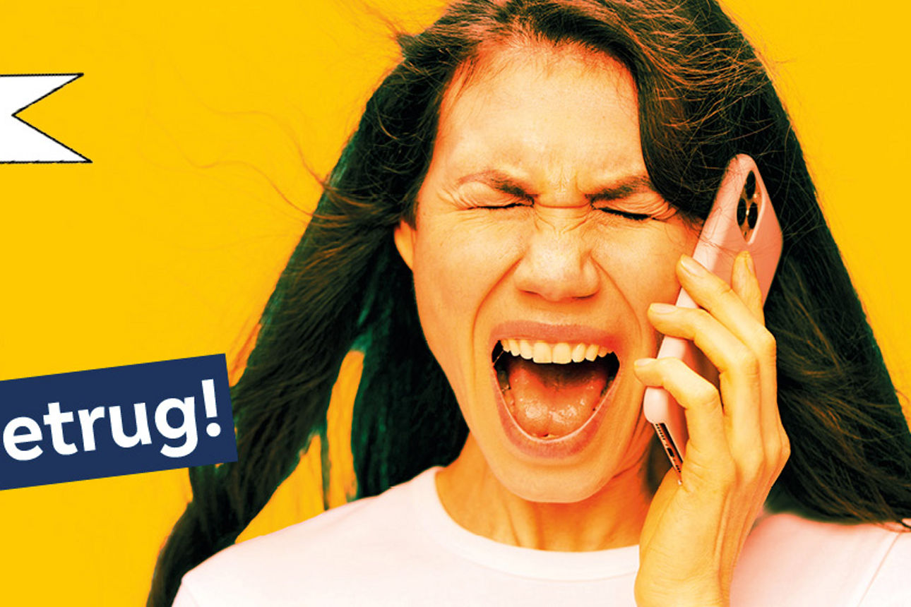 Frau hält ein Smartphone ans Ohr vor gelbem Hintergrund mit Textfeld 'ACHTUNG vor Telefonbetrug!' und rotem Ausrufezeichen