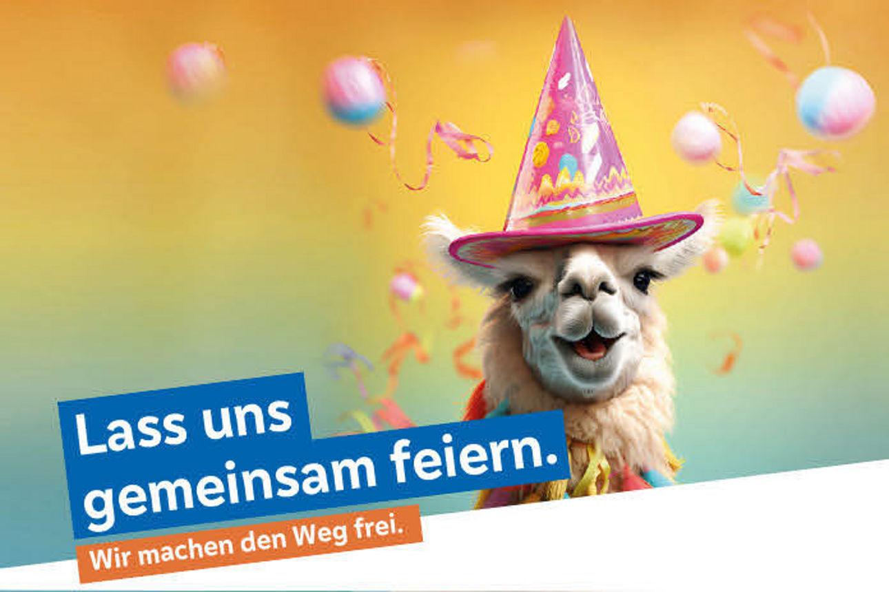 Ein Lama mit einem rosa-weißen Partyhut lächelt fröhlich, während es vor einem bunten Hintergrund steht