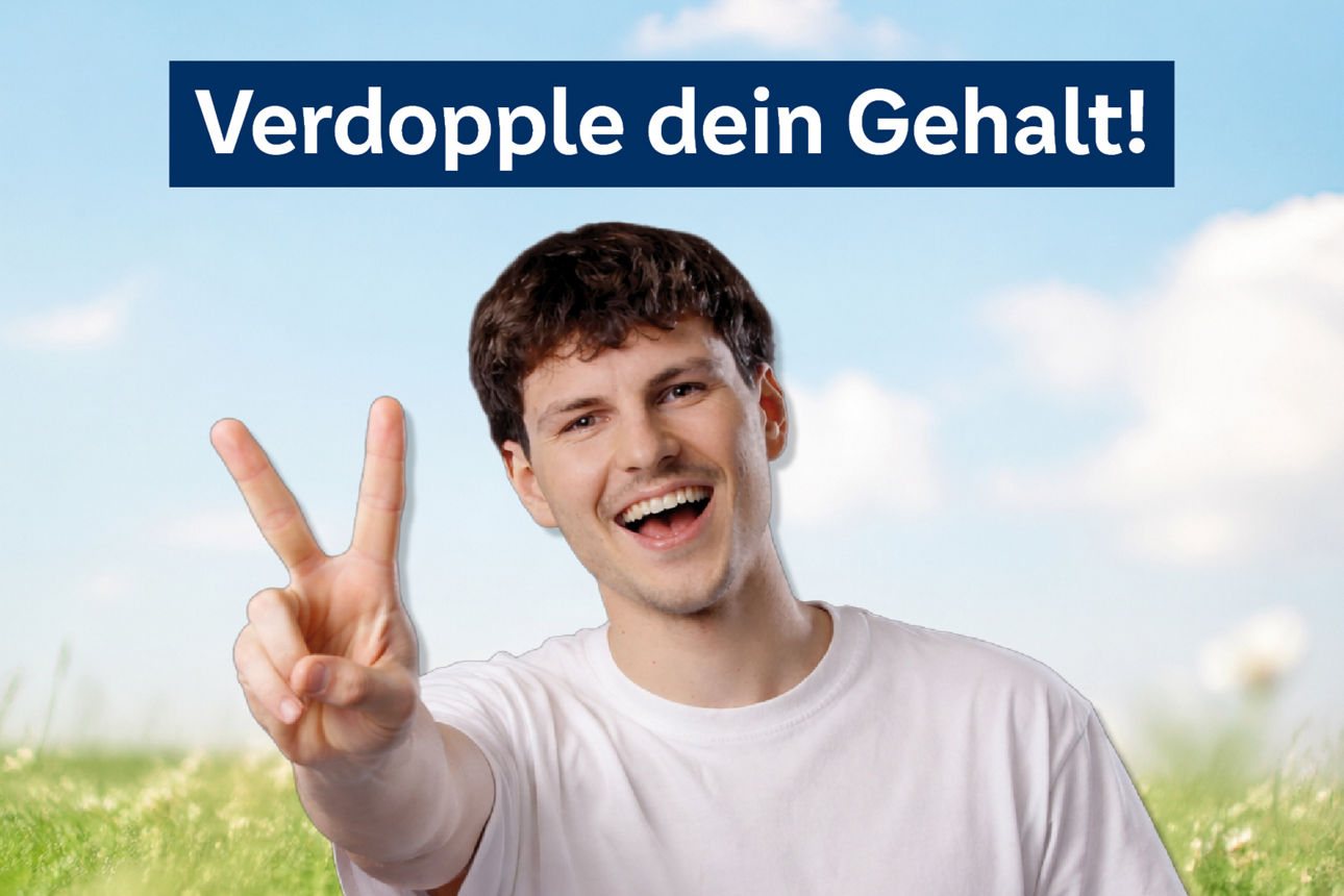 Junge Frau, die ihr Handy in die Kamera hält