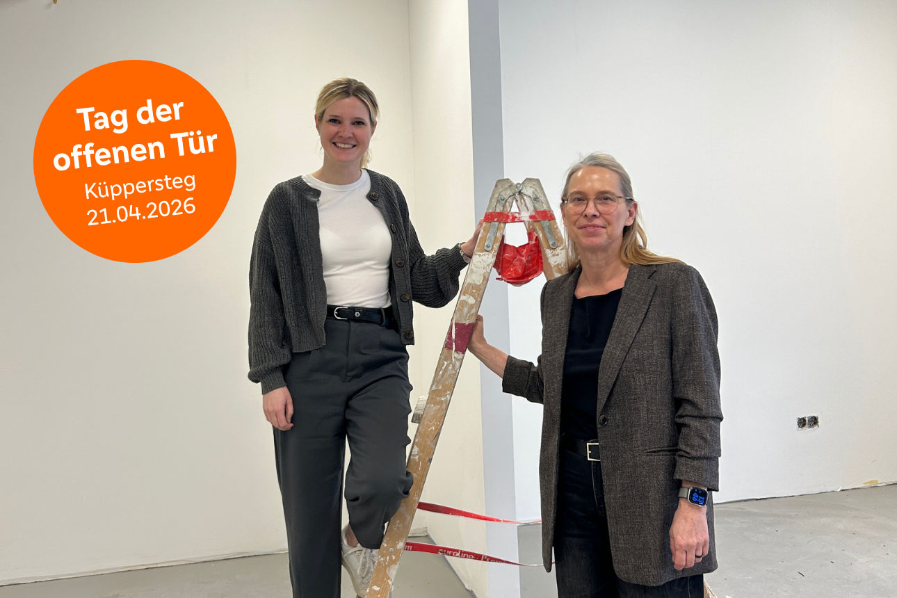 Foto: 2 Frauen stehen auf/neben einer Leiter - Text in orangenem Button: Tag der offenen Tür Küppersteg 21.04.2026