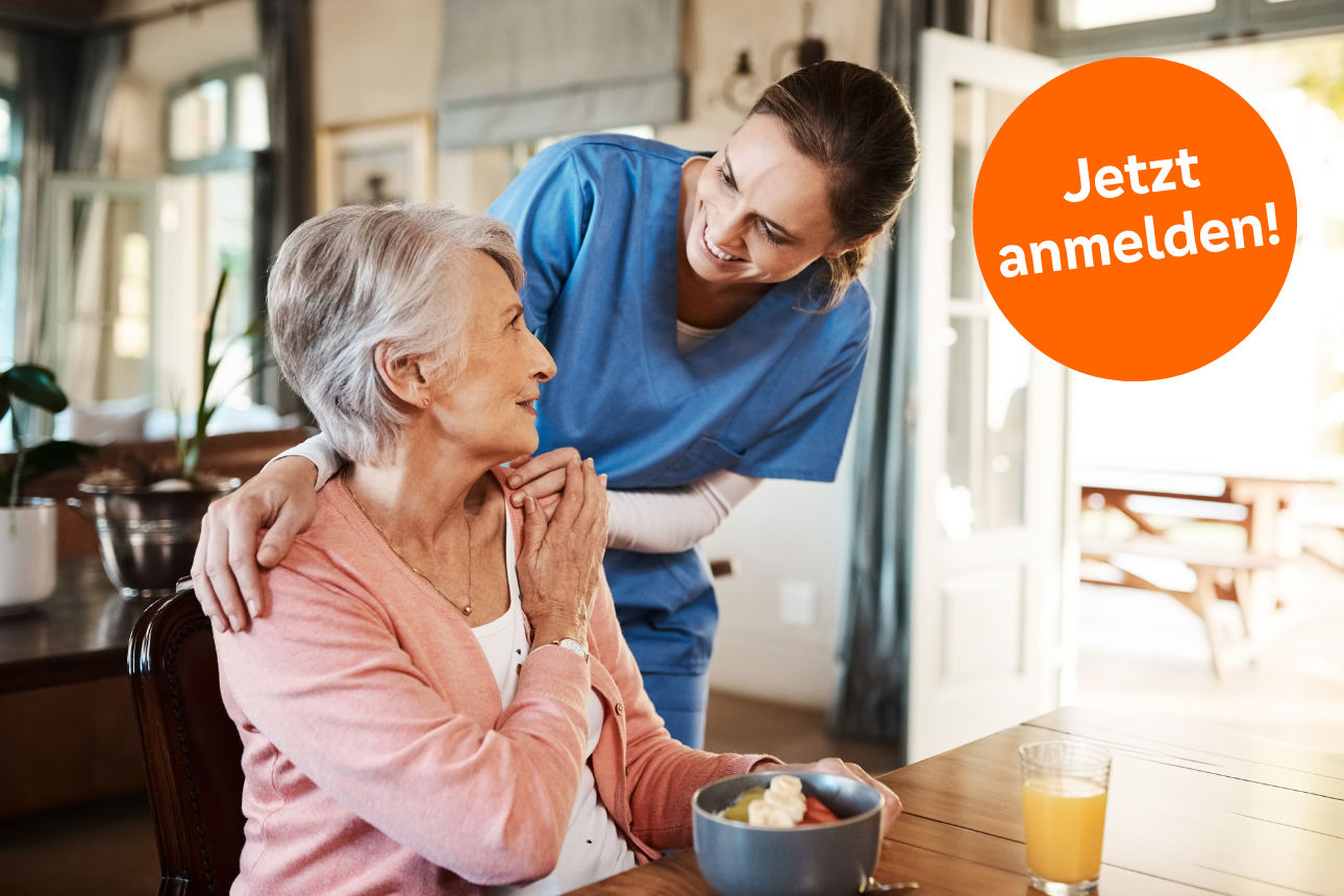 Foto: Ältere Frau mit Pflegerin am Frühstückstisch - Text in orangenem Button: Jetzt anmelden!
