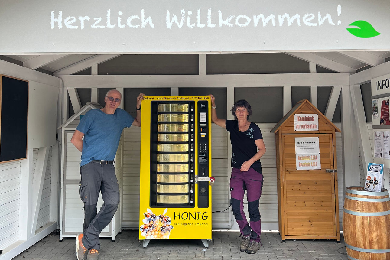 Zwei Personen lehnen an einen Verkaufsautomaten