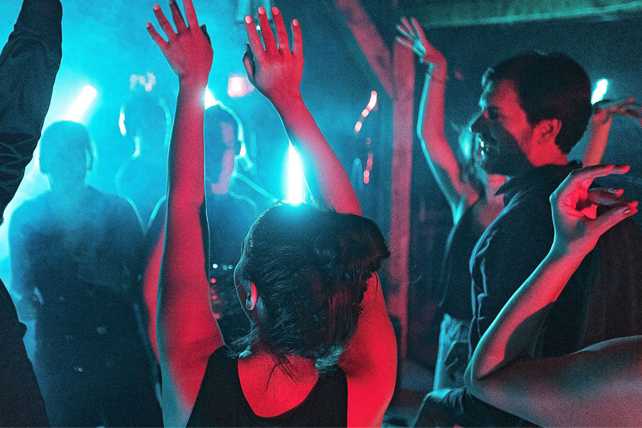 Personen tanzen in der Disco
