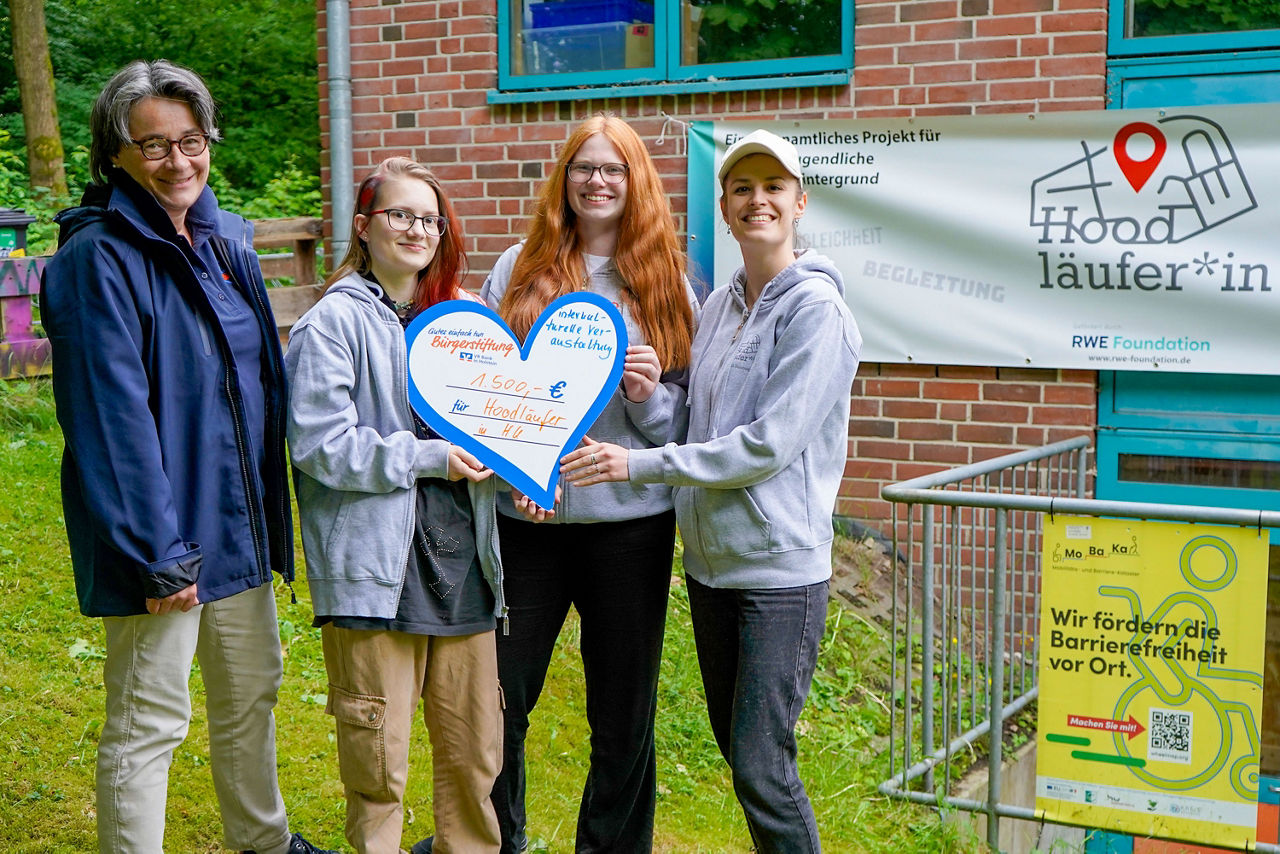 Spendenübergabe: Birgit Fischer überreicht das Spendenherz an die Hoodläfer Henstedt-Ulzburg