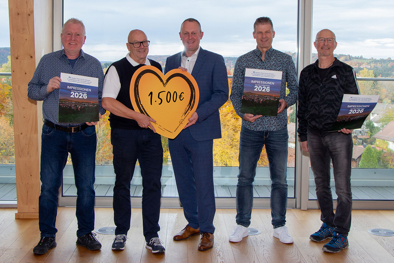 Bild von der Spendenübergabe an Hospiz Polling mit Fotografen unseres Adventskalender, Hospizleiter und Vorstand 