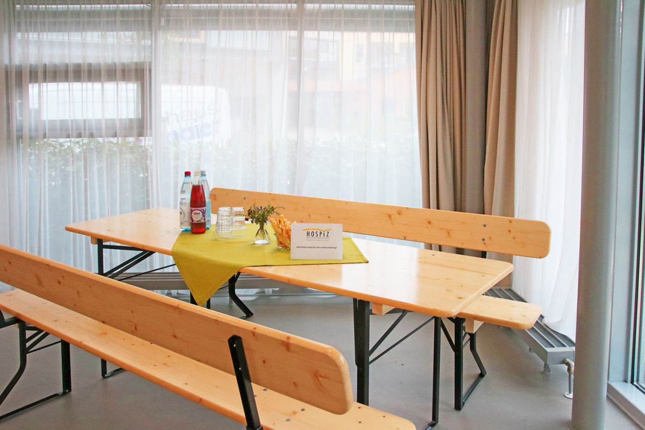 Neue Sitzgruppe in einem Raum im Hospiz Bietigheim