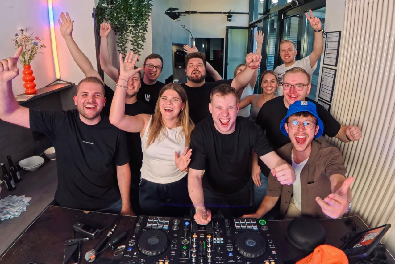 Das Team der VR Bank Main-Kinzig-Büdingen und die Macher des Heatwave Openairs beim vor einem Mischpult beim Housecooking.