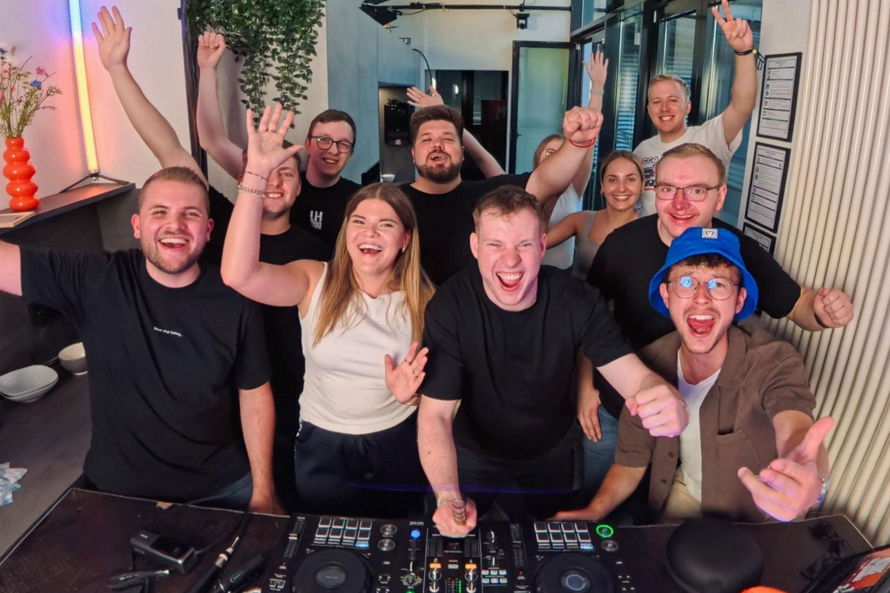 Das Team der VR Bank Main-Kinzig-Büdingen und die Macher des Heatwave Openairs beim vor einem Mischpult beim Housecooking.