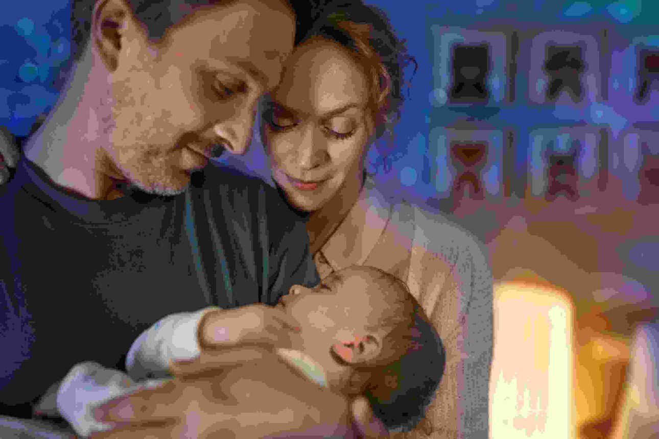 Paar hält Baby auf dem Arm 