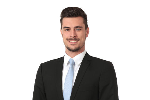 Freundlich lächelnder Mann im Anzug, unser Teamleiter Privatkunden Filip Huber