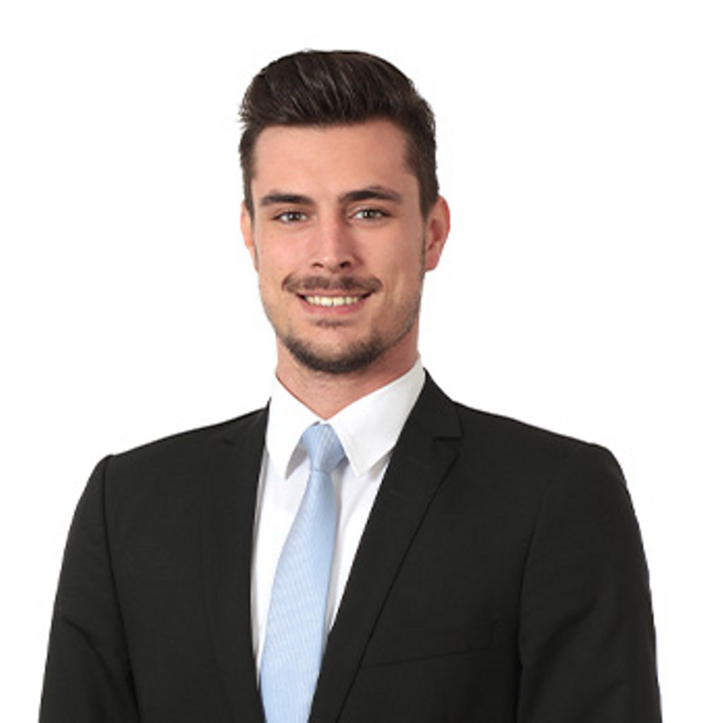 Freundlich lächelnder Mann im Anzug, unser Teamleiter Privatkunden Filip Huber