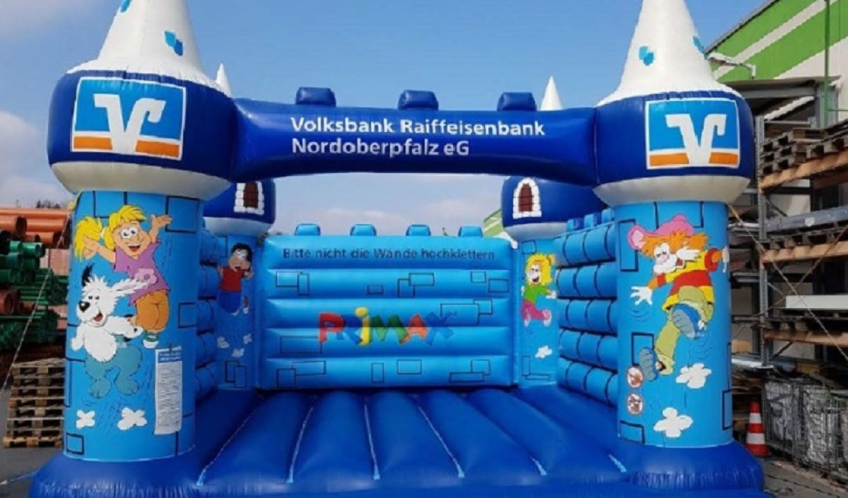 Blaue Hüpfburg mit Volksbank Raiffeisenbank Nordoberpfalz eG Logo