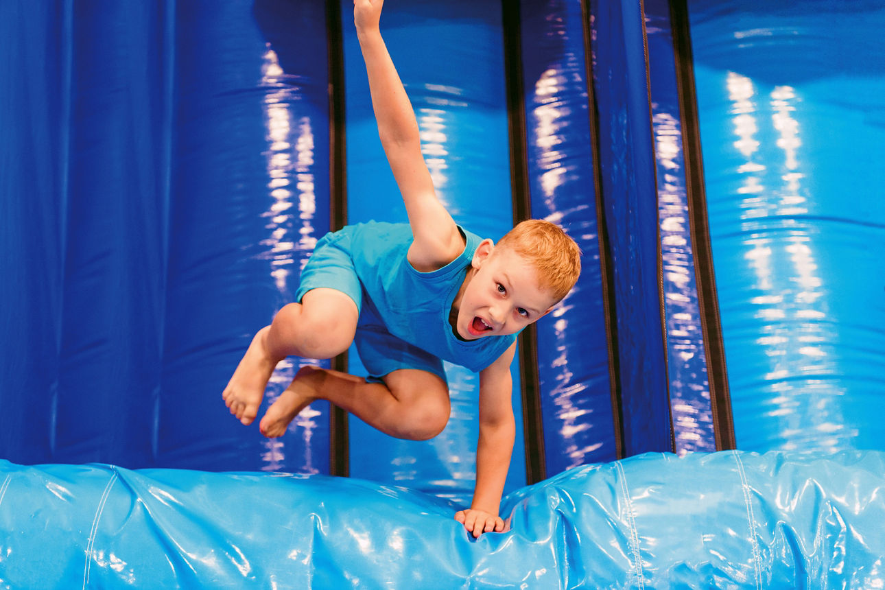 Junge hüpft auf einer Hüpfburg