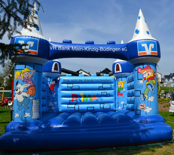 Auf dem Bild ist eine blaue Hüpfburg mit zwei Türmen zu sehen.