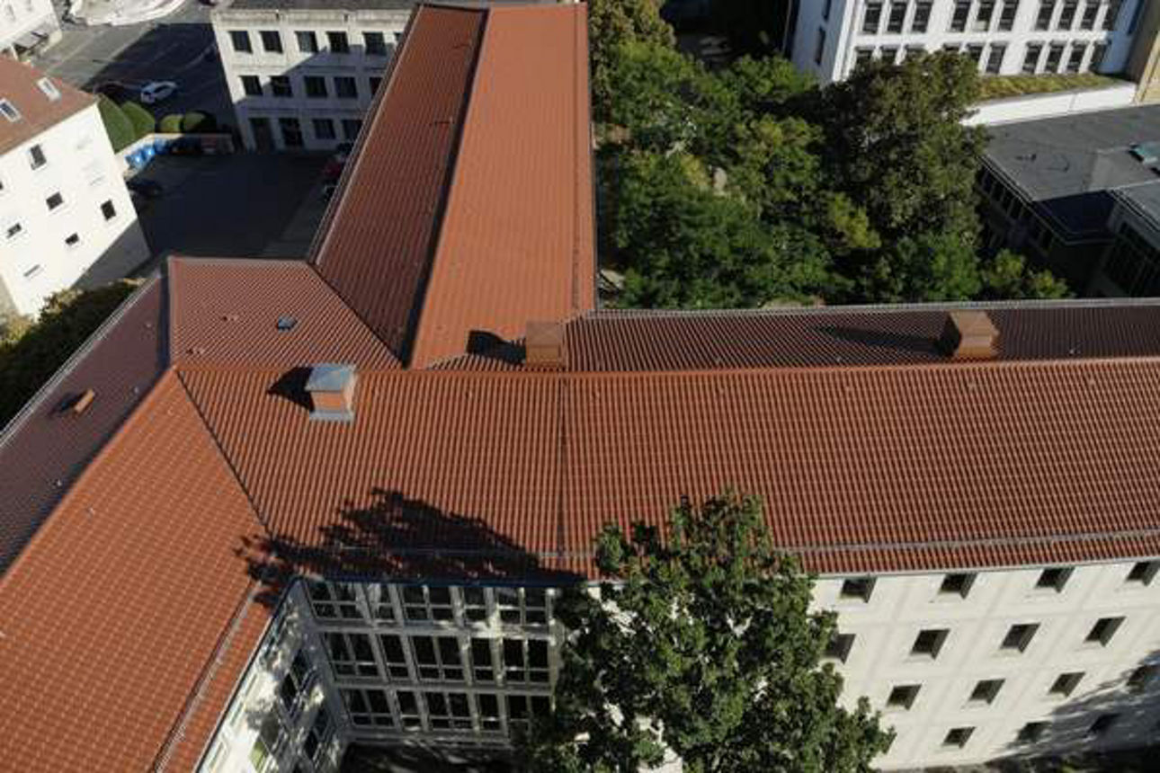 Der Hufeisentrakt von oben mit einer Drohne fotografiert