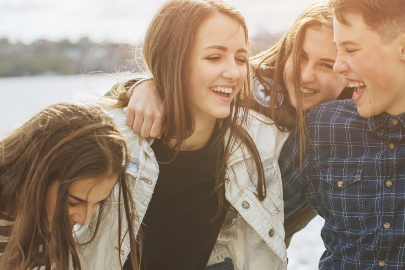 Gruppe von Teenagern, die zusammen Spaß haben und sich gemeinsam freuen.