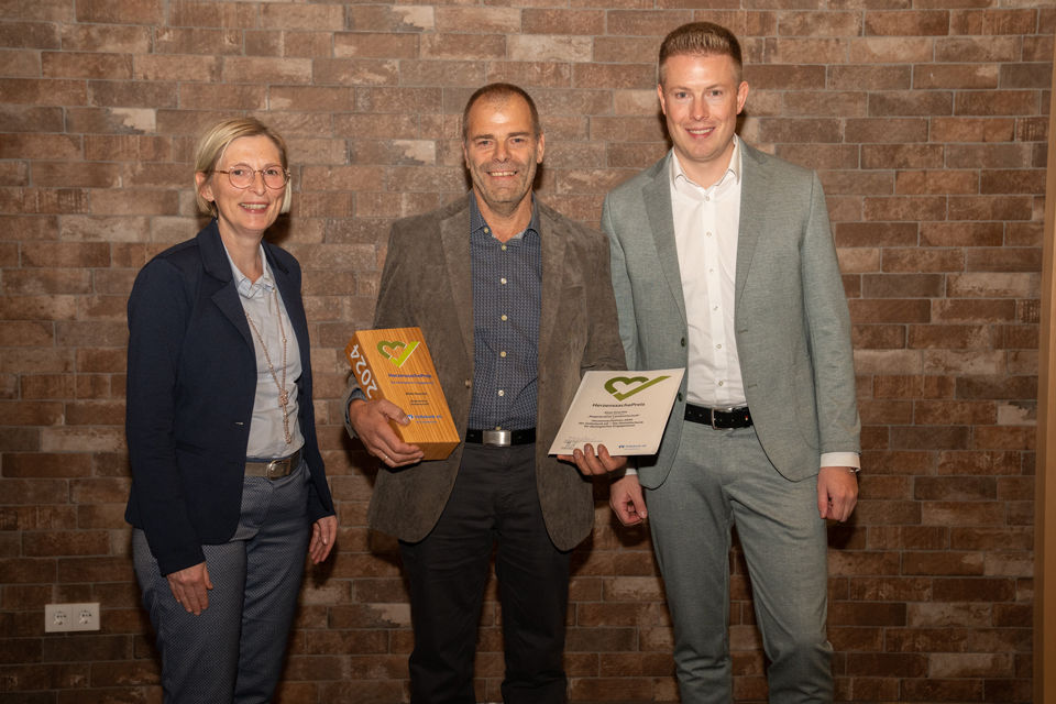 Gruppenbild mit dem Gewinner in der Kategorie „Firmenkunden"