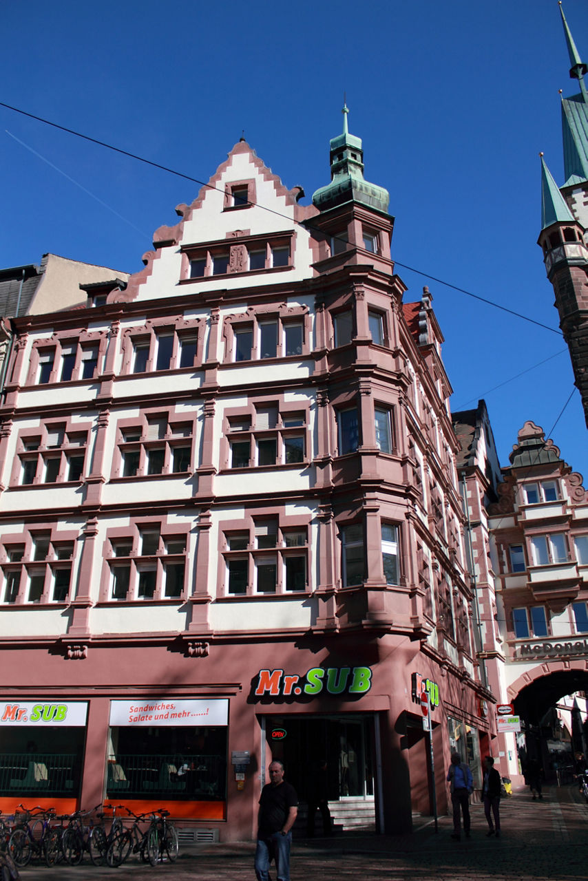 Häuserfassade im Altbaustil mit vielen Fenstern 