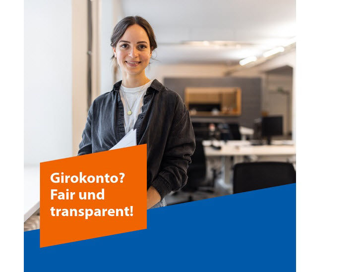 Eine junge Frau lächelt in die Kamera; dazu der Text "Girokonto? Fair und transparent!"