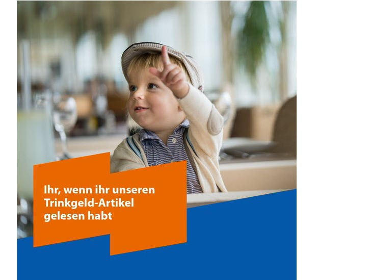 Ein kleiner Junge hebt im Restaurant lächelnd den Arm. Dazu der Text: „Ihr, wenn ihr unseren Trinkgeld-Artikel gelesen habt"